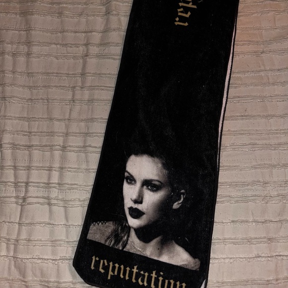 Taylor Swift Reputation Sweat Towel - Picture 2 of 2